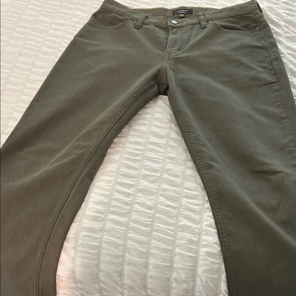 Banana Republic Men's Olive Relaxed Slim Casual Pants - Picture 5 of 5